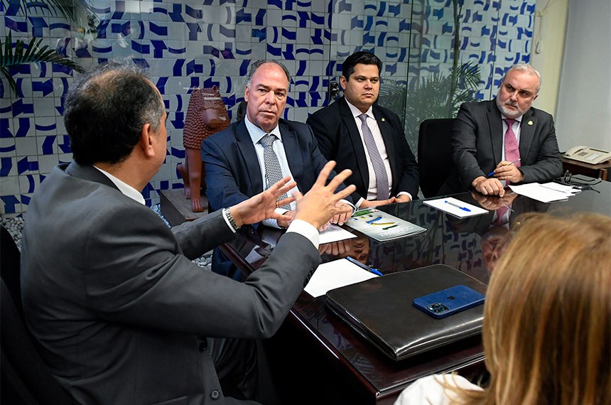 Na imagem, senadores Fernando Bezerra Coelho, Davi Alcolumbre e Jean Paul Prates reunem-se com secretários estaduais de Fazenda (Foto: Roque de Sá/Agência Senado)