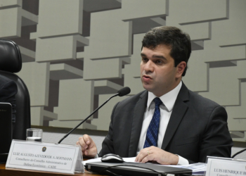 Cade aprova compra do controle da Gaspetro pela Compass. Na imagem, relator da venda da Gaspetro no Cade, Luiz Hoffman, descartou danos ao mercado apresentado por outros agentes do setor de gás natural (Foto: Edilson Rodrigues/Agência Senado)