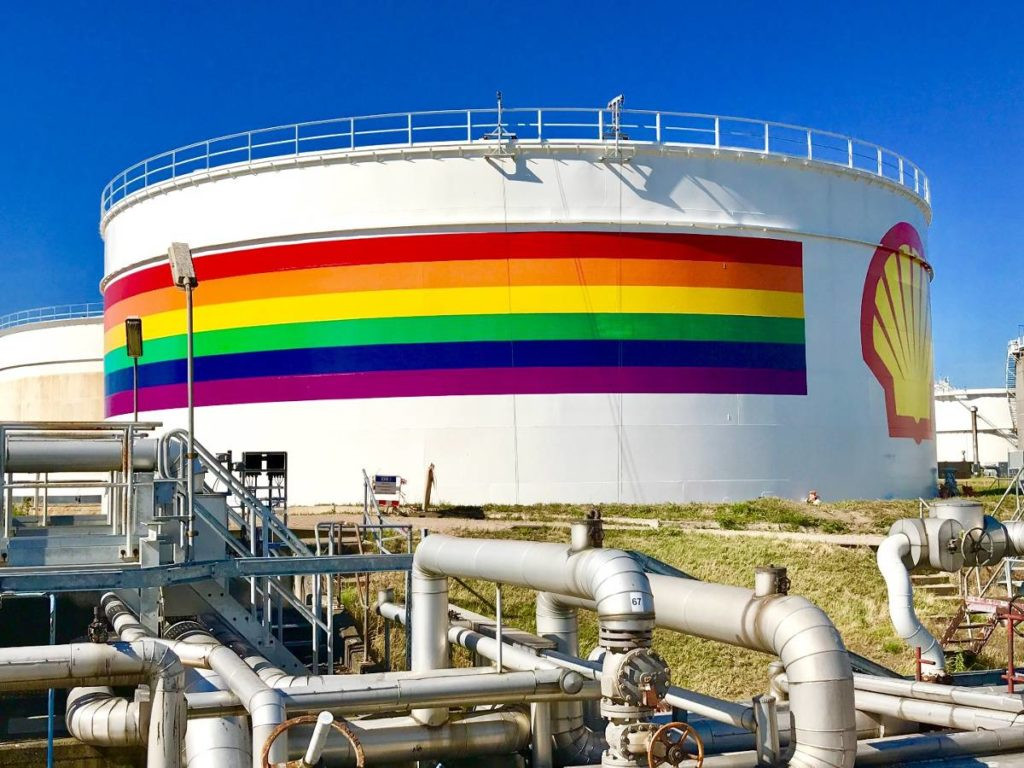 Empresas de energia entre as melhores para trabalhadores LGBTI+. Na imagem, tanque de armazenamento de combustível da Shell com as cores da bandeira do orgulho LGBTQIA+ (Foto: Divulgação)