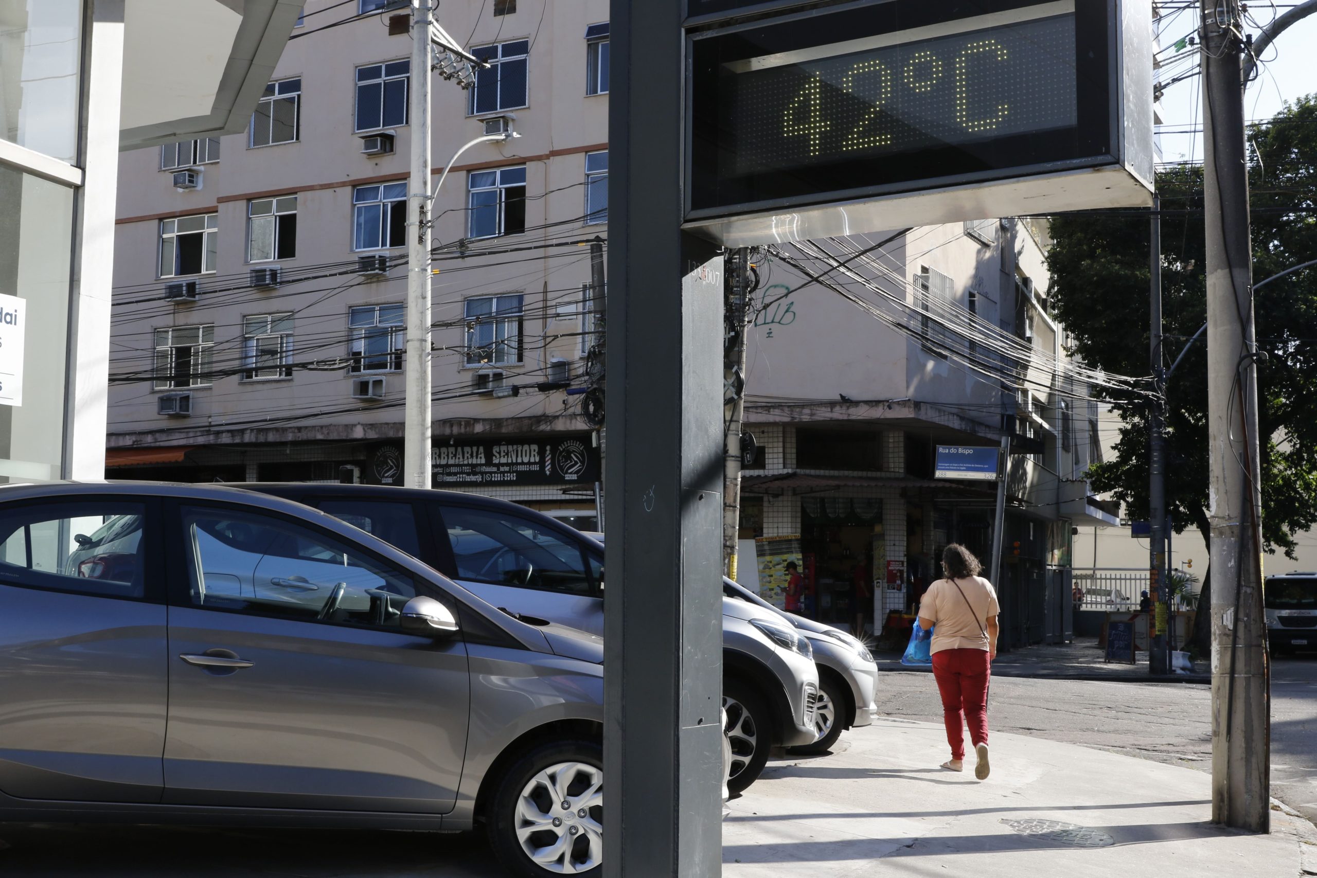 Na imagem, termômetro de rua na Tijuca registra 42ºC, em 3 de março; pela onda de calor que atinge o Rio de Janeiro, pelo terceiro dia consecutivo, a capital mais quente do país (Foto: Fernando Frazão/Agência Brasil)