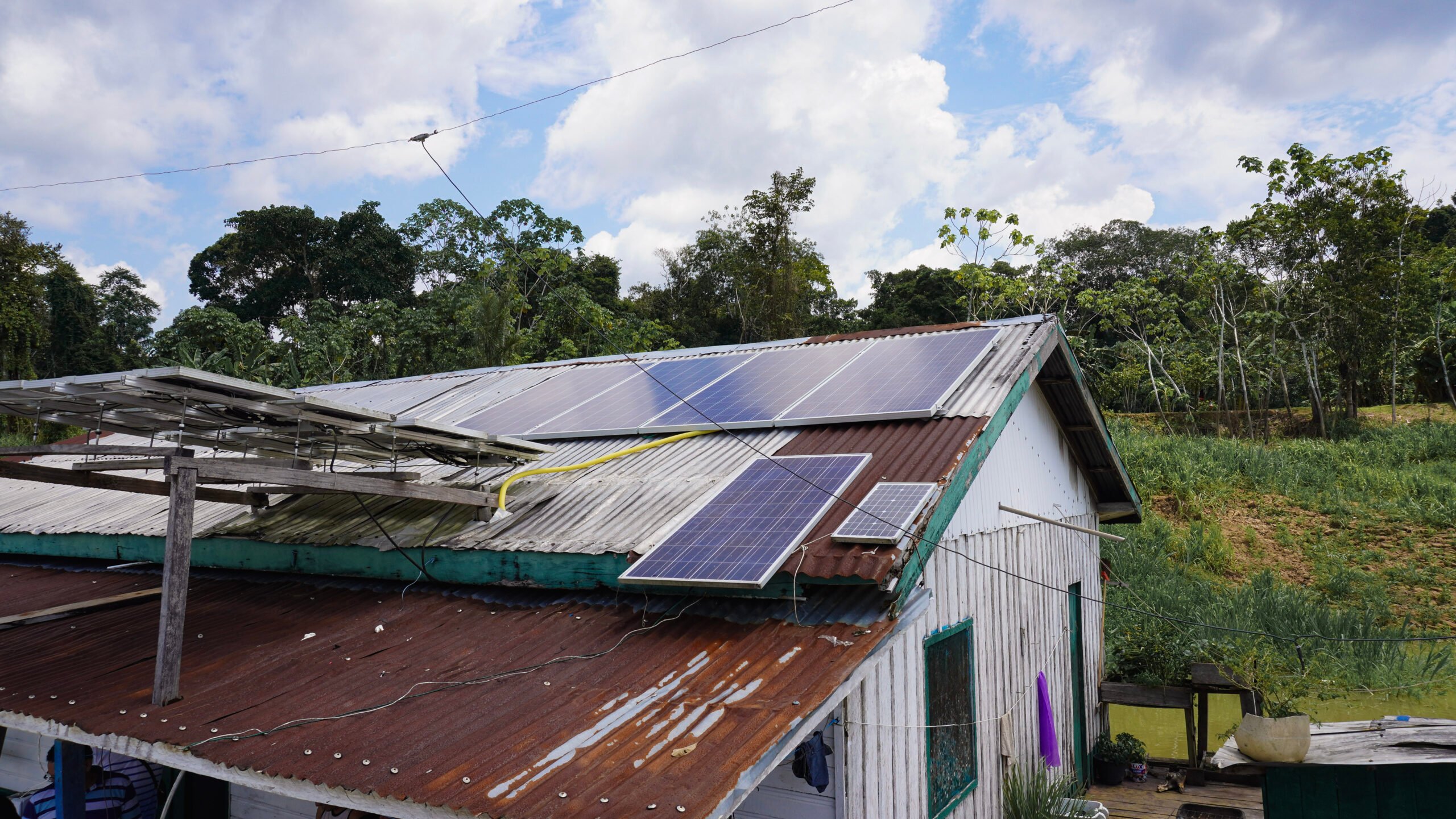 Transição energética justa e democratização do acesso à energia no Brasil. Na imagem, projeto ‘Sempre Luz’, parceria entre a Fundação Amazônia Sustentável (FAS) e a empresa Unicoba da Amazônia, para levar energia solar a comunidades ribeirinhas e indígenas do Amazonas (Foto: FAS/Divulgação) 