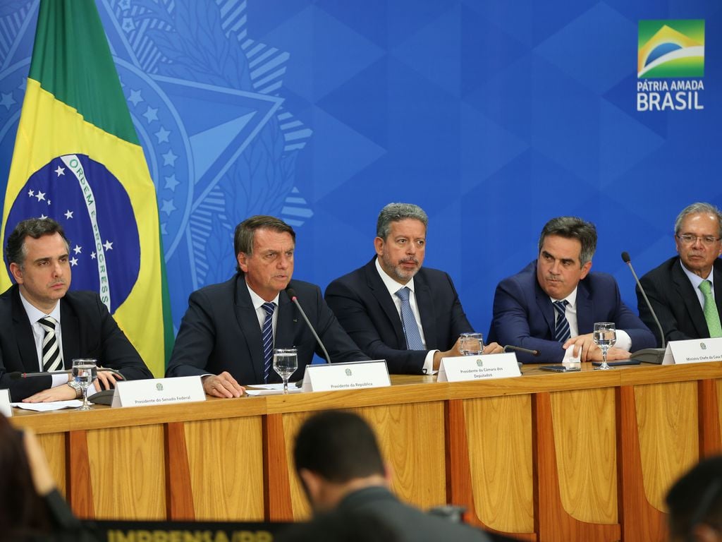O presidente da República, Jair Bolsonaro (centro), anuncia redução de impostos, ao lado de Rodrigo Pacheco (esq.) e Athur Lira (dir.) (Foto: Fabio Rodrigues Pozzebom/Agência Brasil)