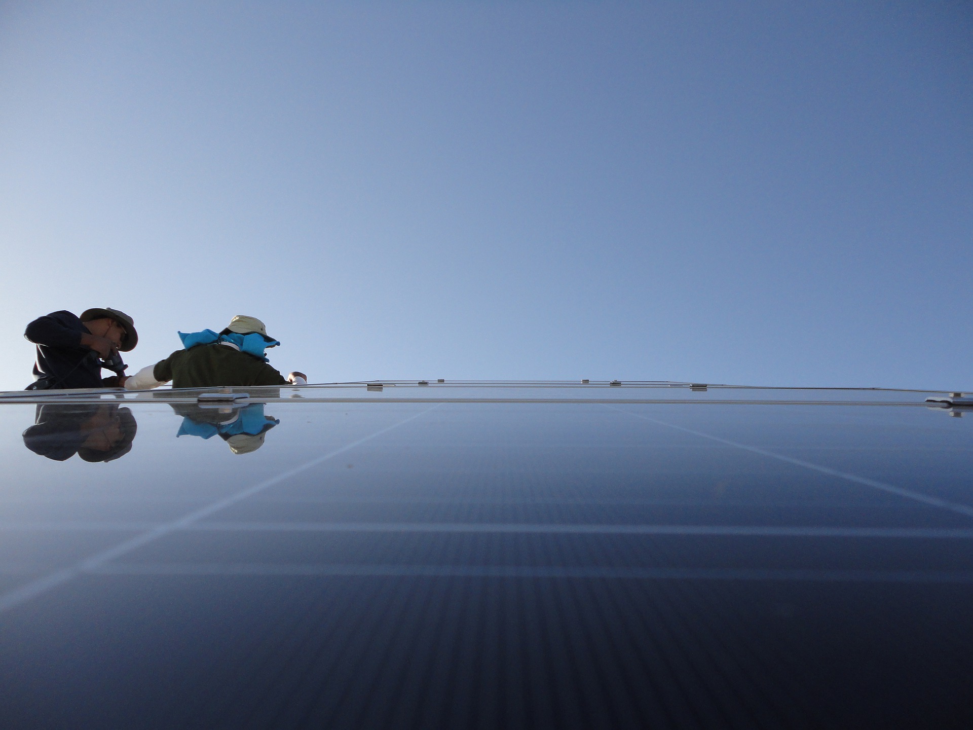 Geração distribuída atinge 11 GW no Brasil. Na imagem, dois técnicos instalam placas fotovoltaicas em telhaddo (Foto: Jacob Totolhua/Pixabay)