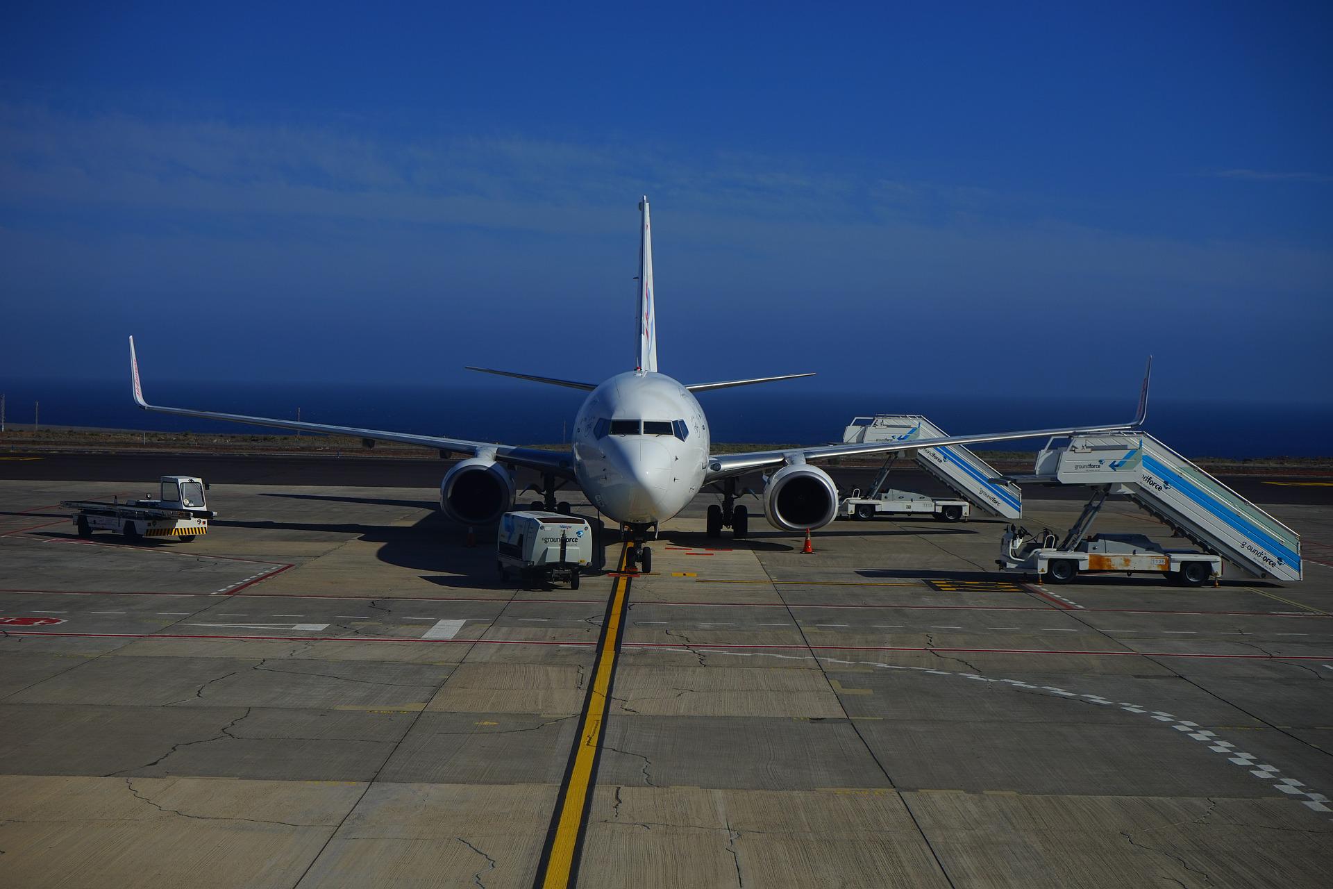 ACI lança roteiro para inserir aeroportos na rota dos combustíveis sustentáveis -- SAF. Na imagem, avião em pista (Foto: Hans Braxmeier/Pixabay)