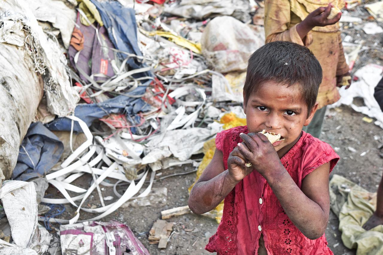 Alta da energia, a inflação dos alimentos e a fome. Na imagem, criança em situação de miséria e fome (Foto: Billy Cedeno/Pixabay)