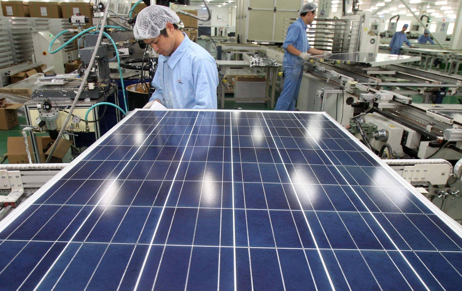 Superconcentração de suprimento para solar na China acende alerta. Na imagem, fabricação de módulo fotovoltaico na China (Foto: Jinko Solar/Divulgação)