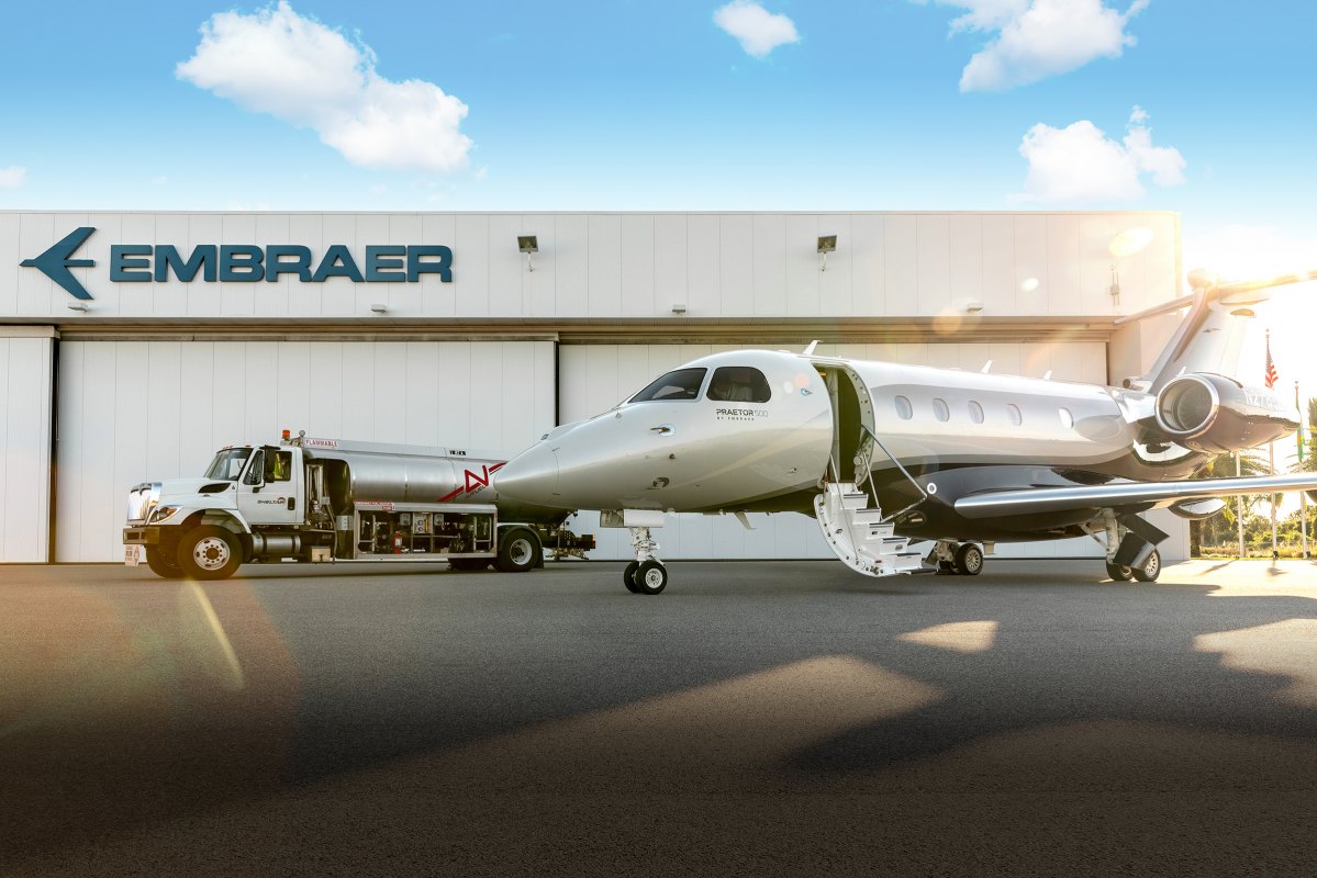 Embraer e Raízen firmam acordo para produção de combustível de aviação sustentável. Na imagem, jato executivo da Embraer abastecendo com SAF