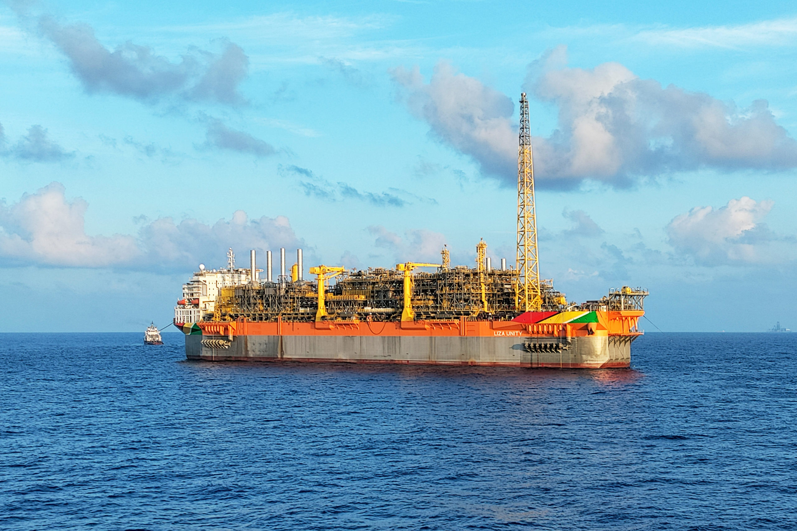 Com novas descobertas, petroleira ExxonMobil expande perfurações na Guiana. Na imagem: FPSO Liza Unity, em operação no offshore da Guiana, navega em mar azul (Foto: Divulgação SBM)