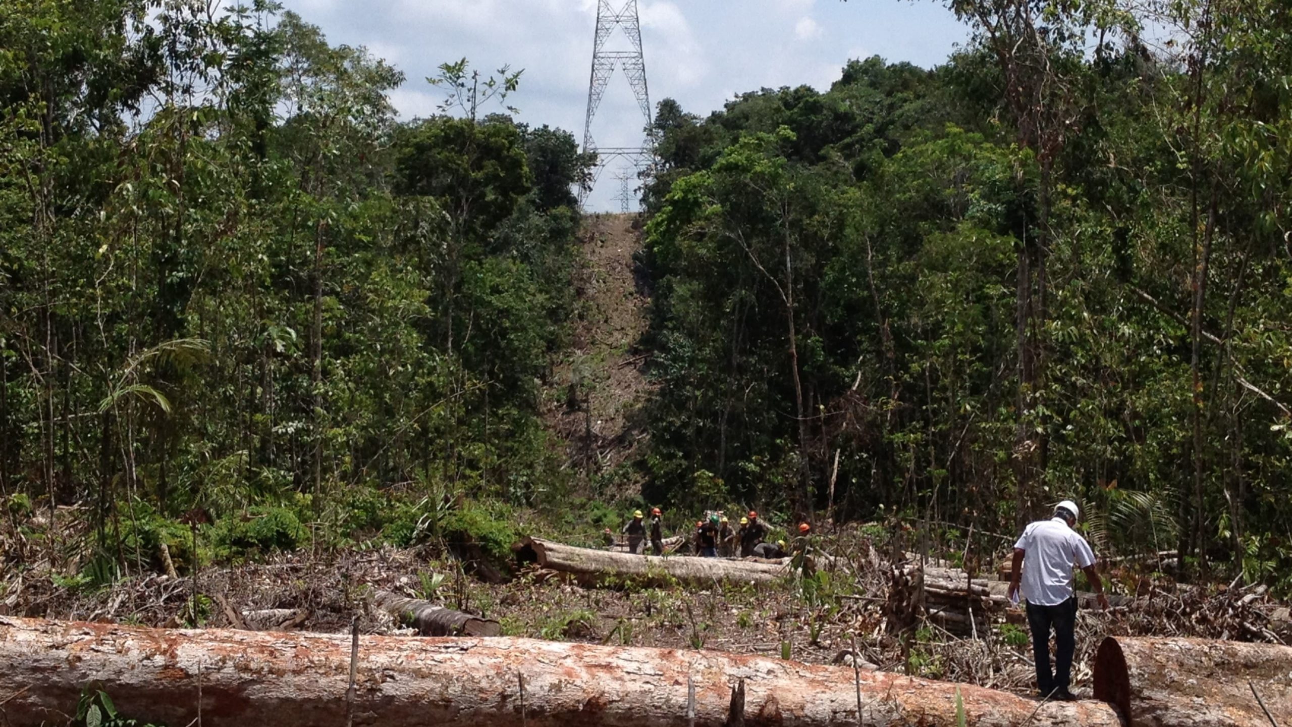 Biogás, uma solução energética para a Amazônia Legal. Na imagem, obras de instalação do Linhão de Tucuruí, no trecho de conexão de Manaus, em 2013. Complexidade da região mantém regiões isoladas do sistema nacional de energia (Foto: PAC/Ministério do Planejamento)