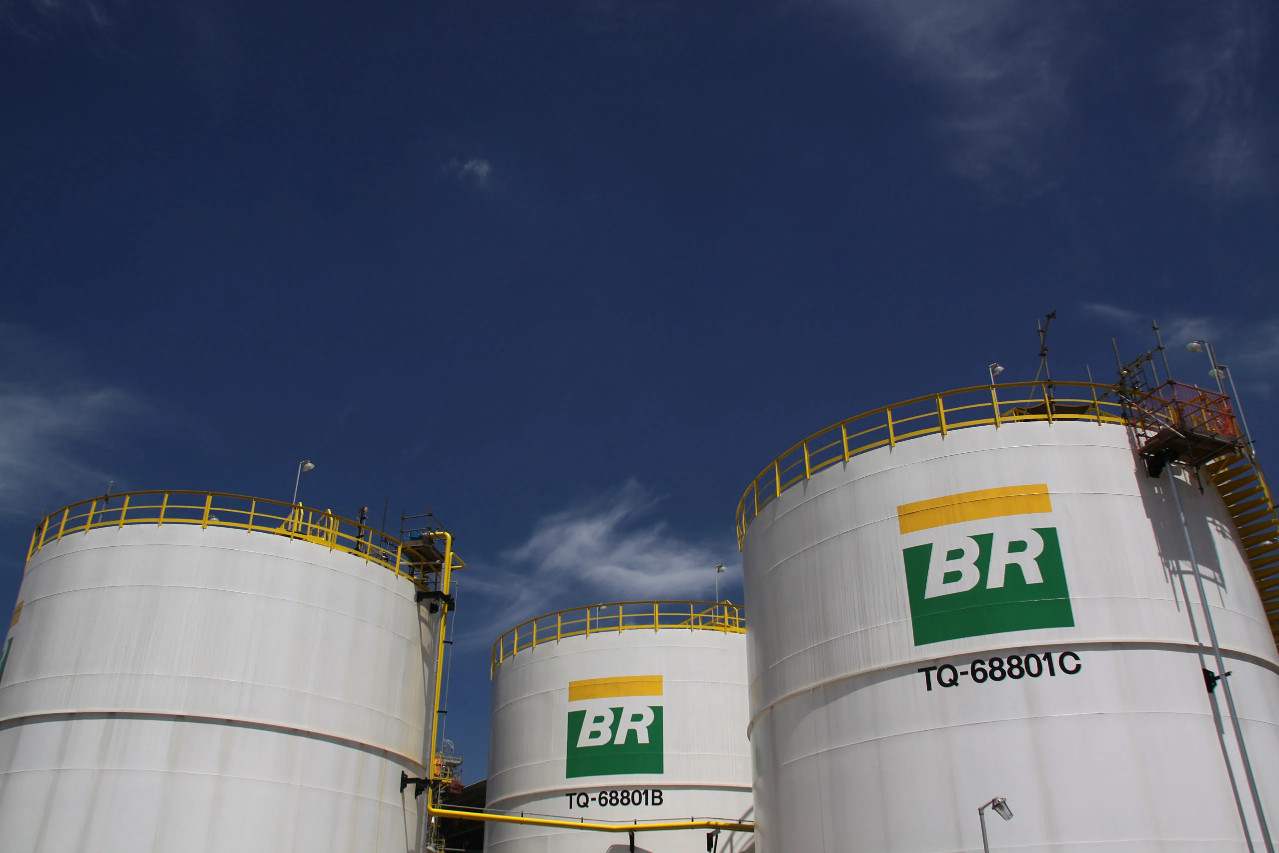 Petrobras e líderes do mercado reagem contra plano da ANP para aumentar estoque de diesel. Na imagem, tanques da Refinaria Henrique Lage (Revap) (Foto: Geraldo Falcão/Agência Petrobras)