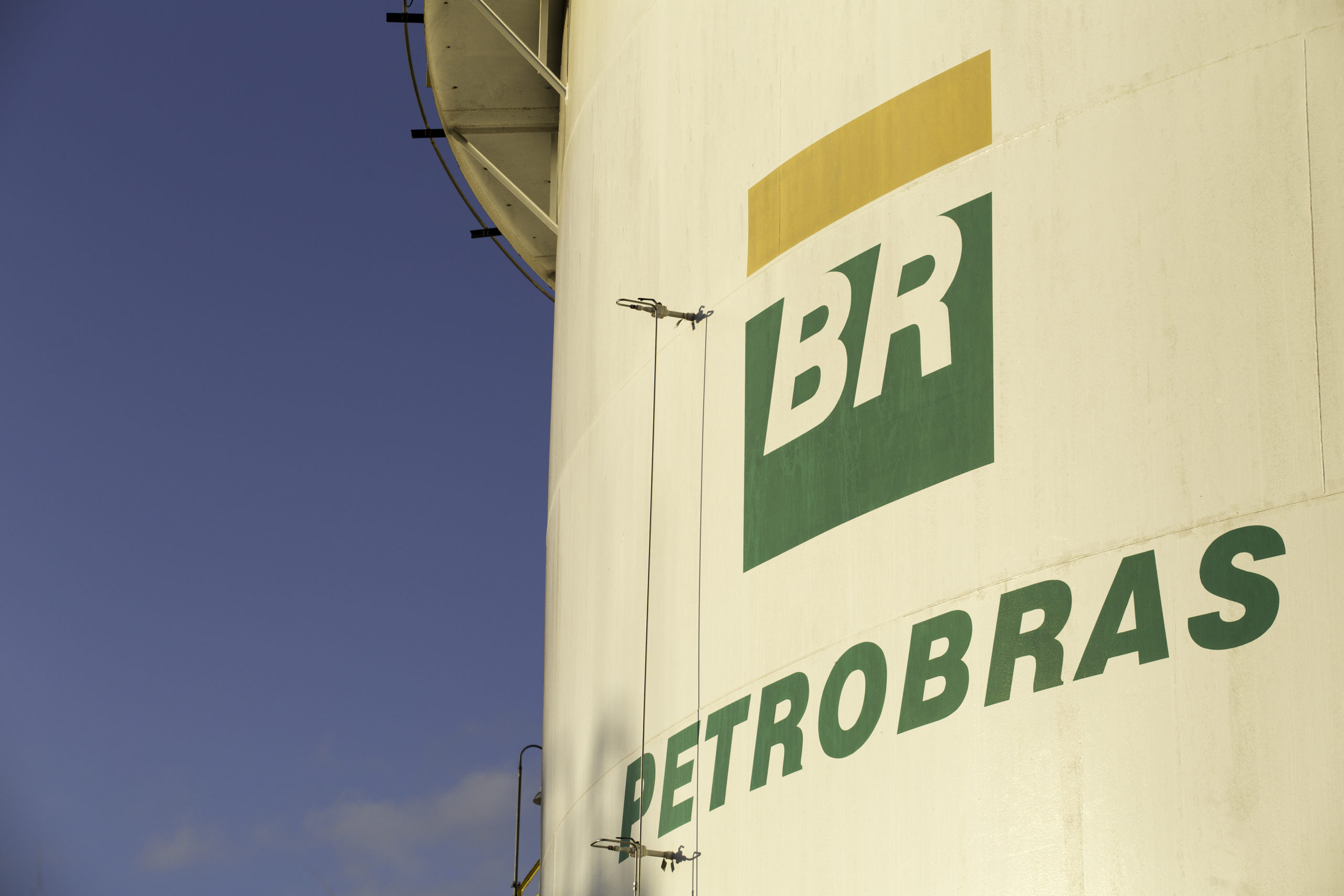 Com dividendos e redução da gasolina, Petrobras põe dois pés na eleição. Na imagem, tanques na Repar, no Paraná (Foto: André Motta de Souza/Agência Petrobras)