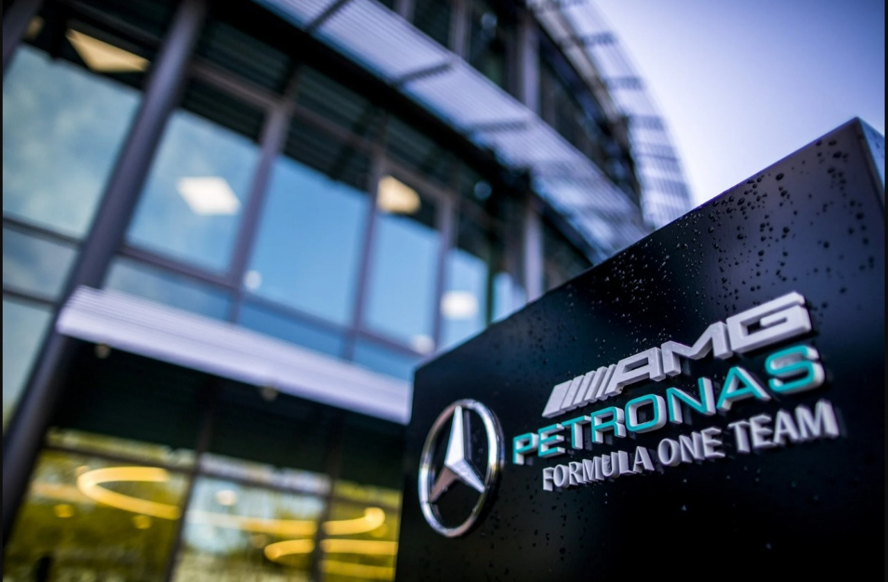 Mercedes investirá em SAF para viagens da equipe na Fórmula 1. Na imagem, fachada da Mercedes (Foto: Mercedes/Divulgação)