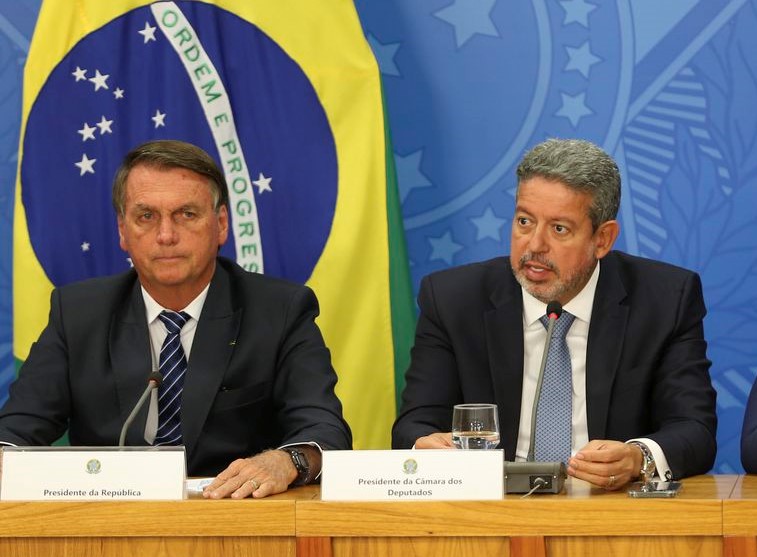Bolsonaro e Lira [na foto] pressionam Petrobras a baixar preço dos combustíveis