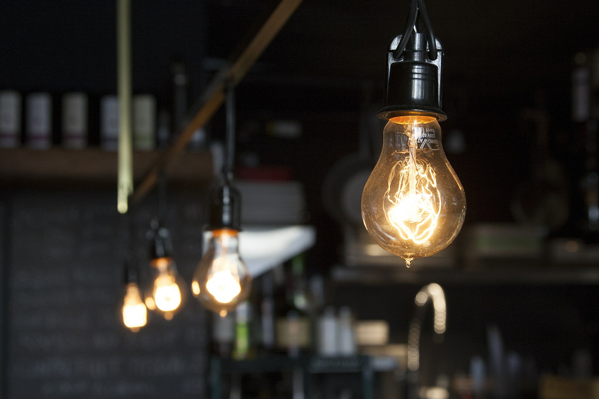 Abraceel sai em defesa do open energy e quer ‘dados abertos’ na conta de luz. Na imagem, lâmpadas acesas (Foto: Pixabay)