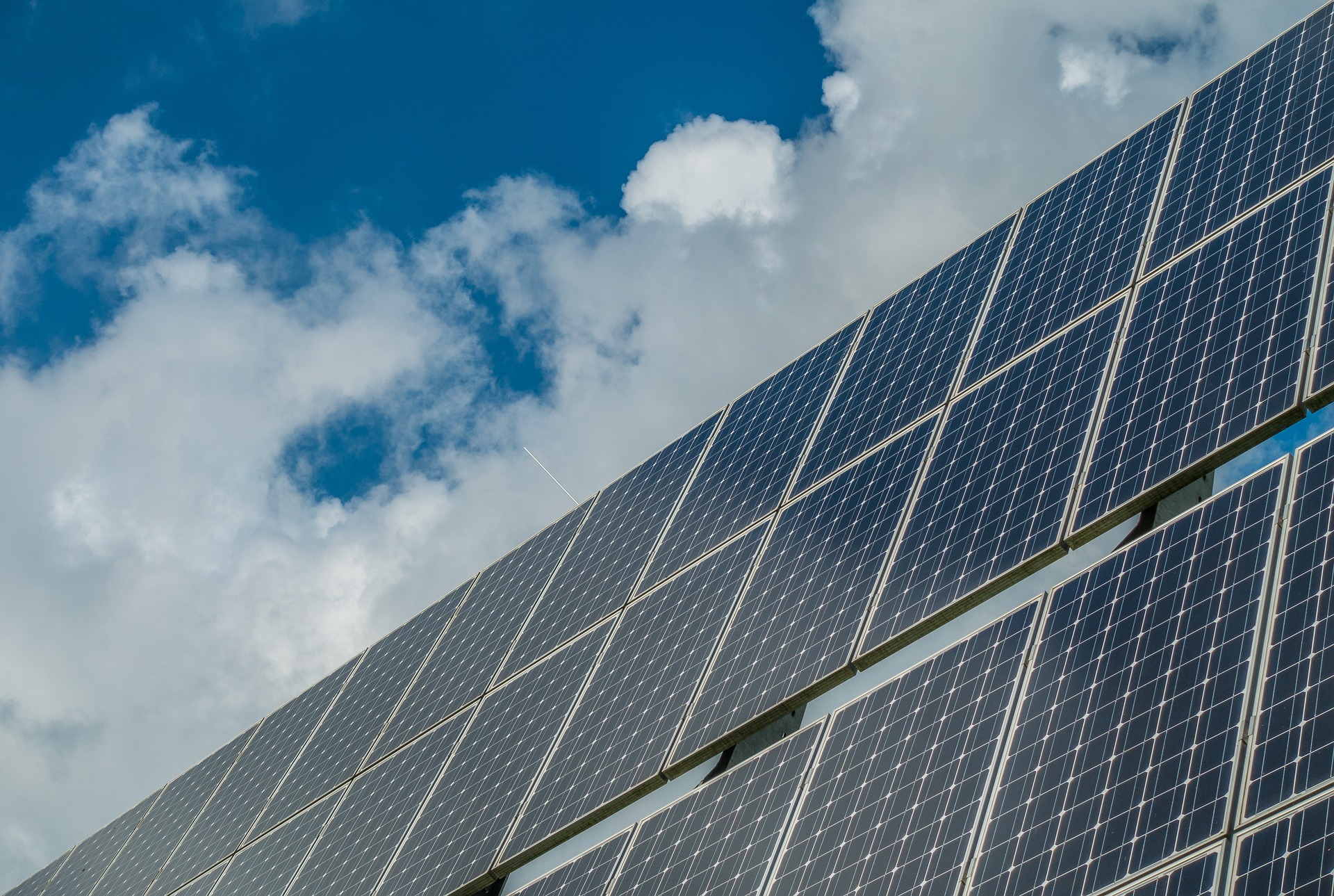 Consórcio entre Kroma e Elétron Energy fornecerá energia solar para Compesa. Na imagem, painel solar (Foto: Sebastian Ganso/Pixabay)