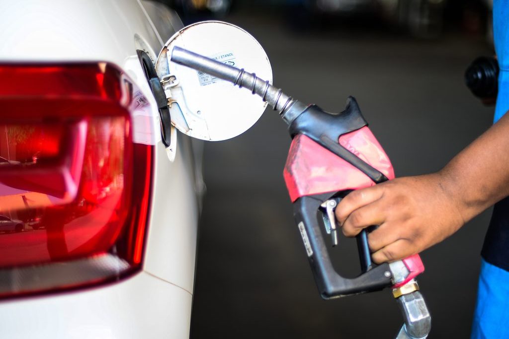 Petrobras reduz preço da gasolina pela 2ª vez em menos de 10 dias. Na imagem, carro abastecendo em posto de combustíveis (Foto: Marcello Casal Jr./Agência Brasil)