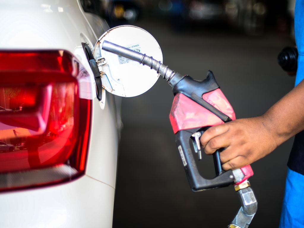 Gasolina no Brasil fica mais barata que a média mundial. Na imagem, carro abastecendo em posto de combustível (Foto: Marcello Casal Jr./Agência Brasil)