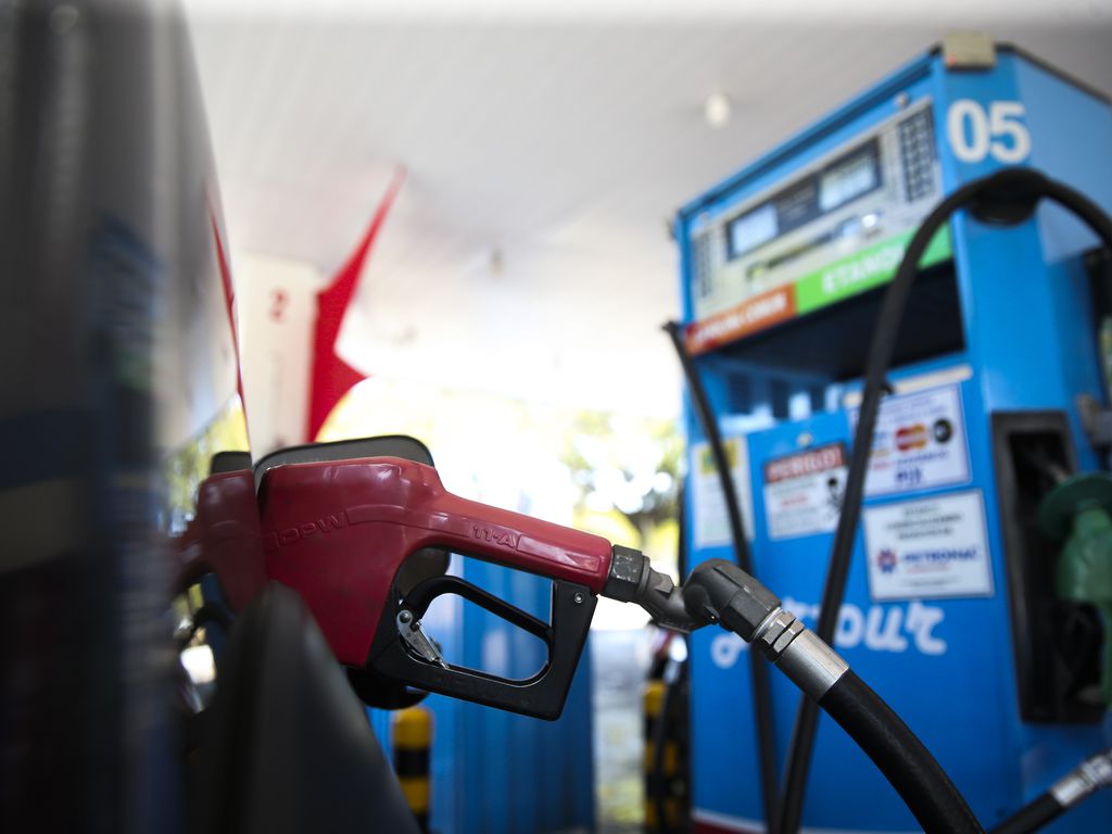 Queda nos preços dos combustíveis após corte de impostos . Na imagem, bomba de abastecimento em posto de combustível (Foto: José Cruz/Agência Brasil)