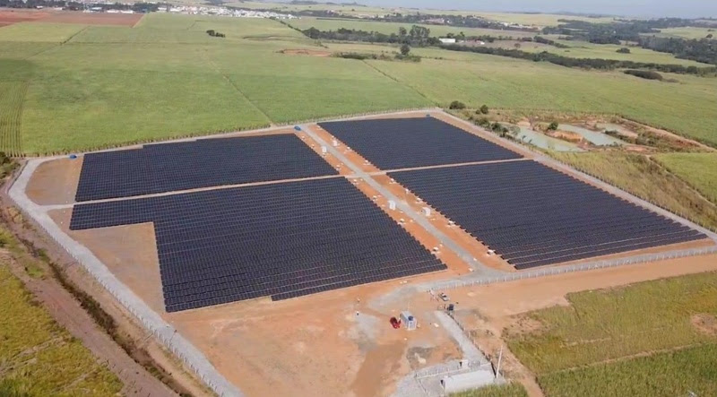 JBS investe em energia solar para descarbonizar operações, enquanto tenta se desvincular de desmatamento. Na imagem, UFV Saltinho, primeira usina inaugurada pela Âmbar (Foto: JBS/Divulgação)