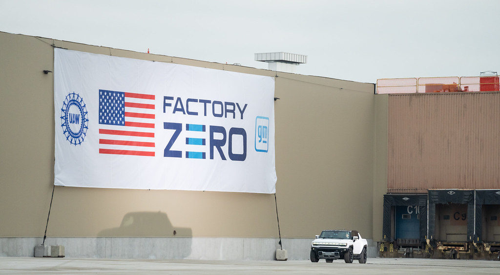 Pacote para clima passa no Senado dos EUA. Na imagem, O presidente Joe Biden testa o carro elétrico Hummer EV durante visita à fábrica de montagem de veículos elétricos zero emissões da General Motors Factory, em Detroit (Foto: Adam Schultz/White House)
