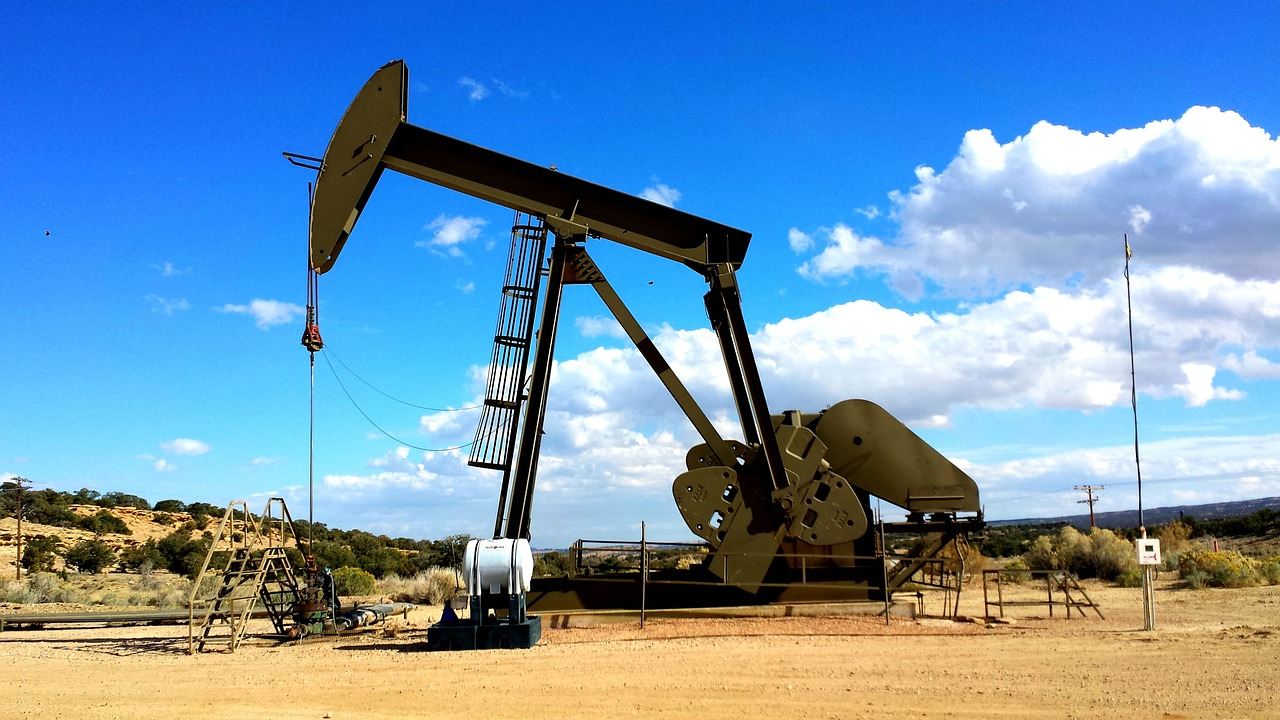 Sai a resolução dos royalties de 5% para campos marginais. Na imagem: Bomba de extração de petróleo em campo terrestre, com céu azul, e poucas nuvens brancas, ao fundo (Foto: John Perry/Pixabay)