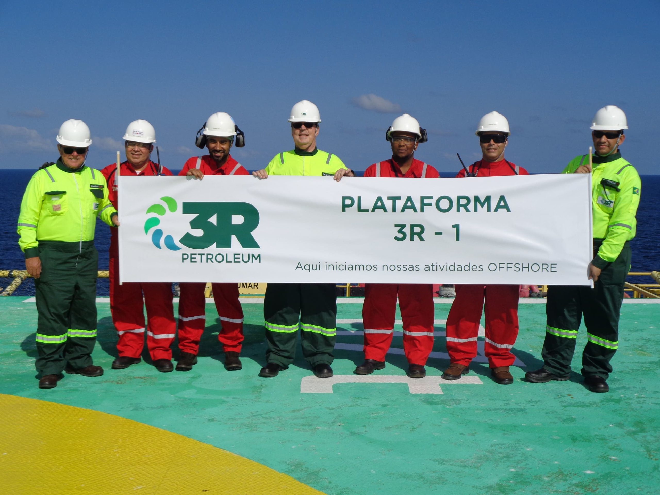 Equipes da 3R Petroleum na plataforma 3R-1, marca do início das operações offshore no Polo Peroá