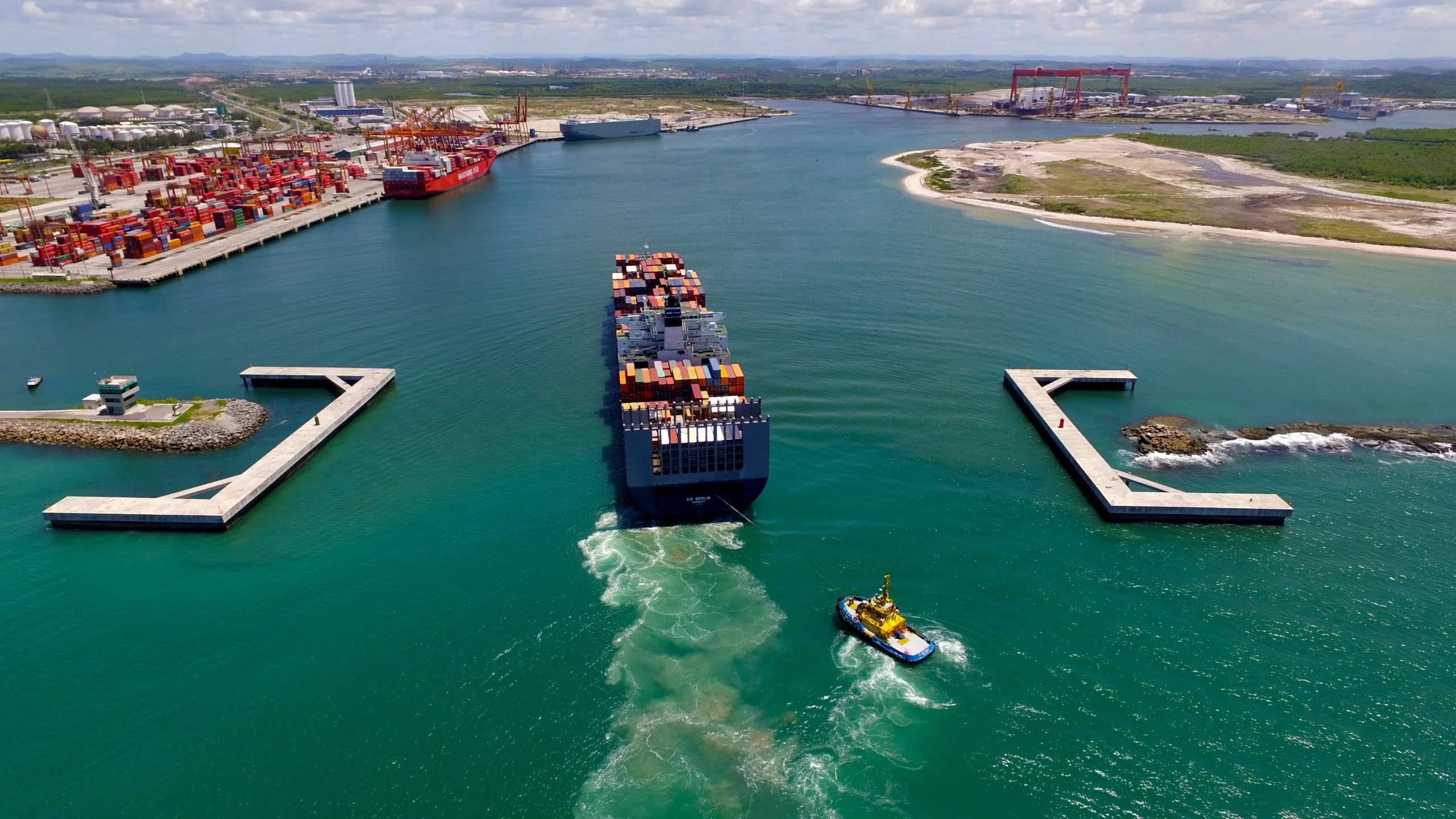 Suape aprova 1º projeto de hidrogênio verde da Qair no Brasil. Na imagem, navio cargueiro entrando no Porto de Suape, em Pernambuco (Foto: Divulgação)