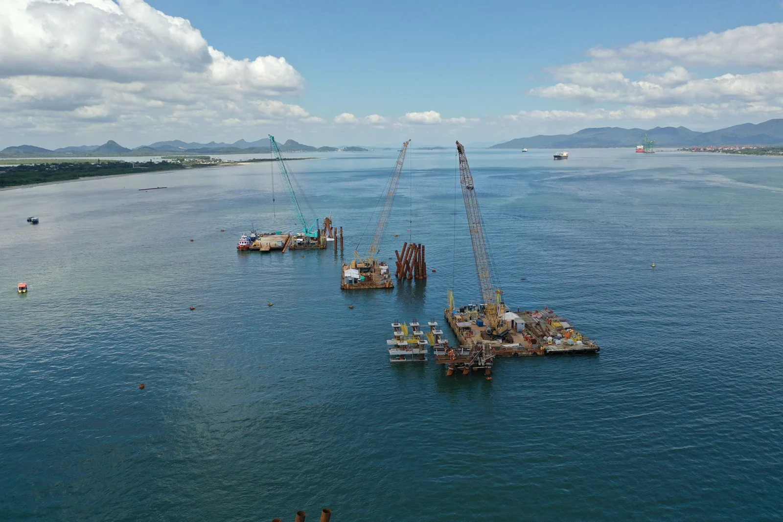 Na imagem, obras do terminal TGS, da New Fortress Energy, na Baía de Babitonga, em Santa Catarina (Foto: Divulgação)