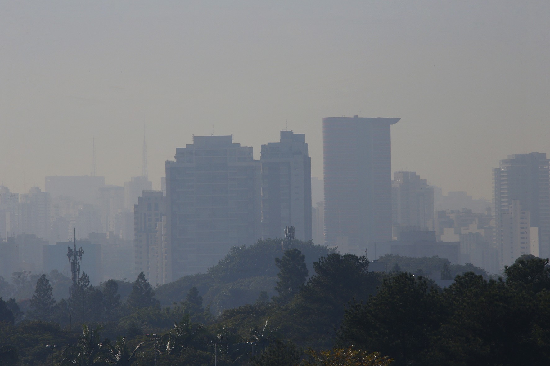 Brasileiros desconhecem qualidade do ar, mostra relatório. Na imagem, poluição na cidade de São Paulo (Foto: Marcos Santos/USP Imagens)