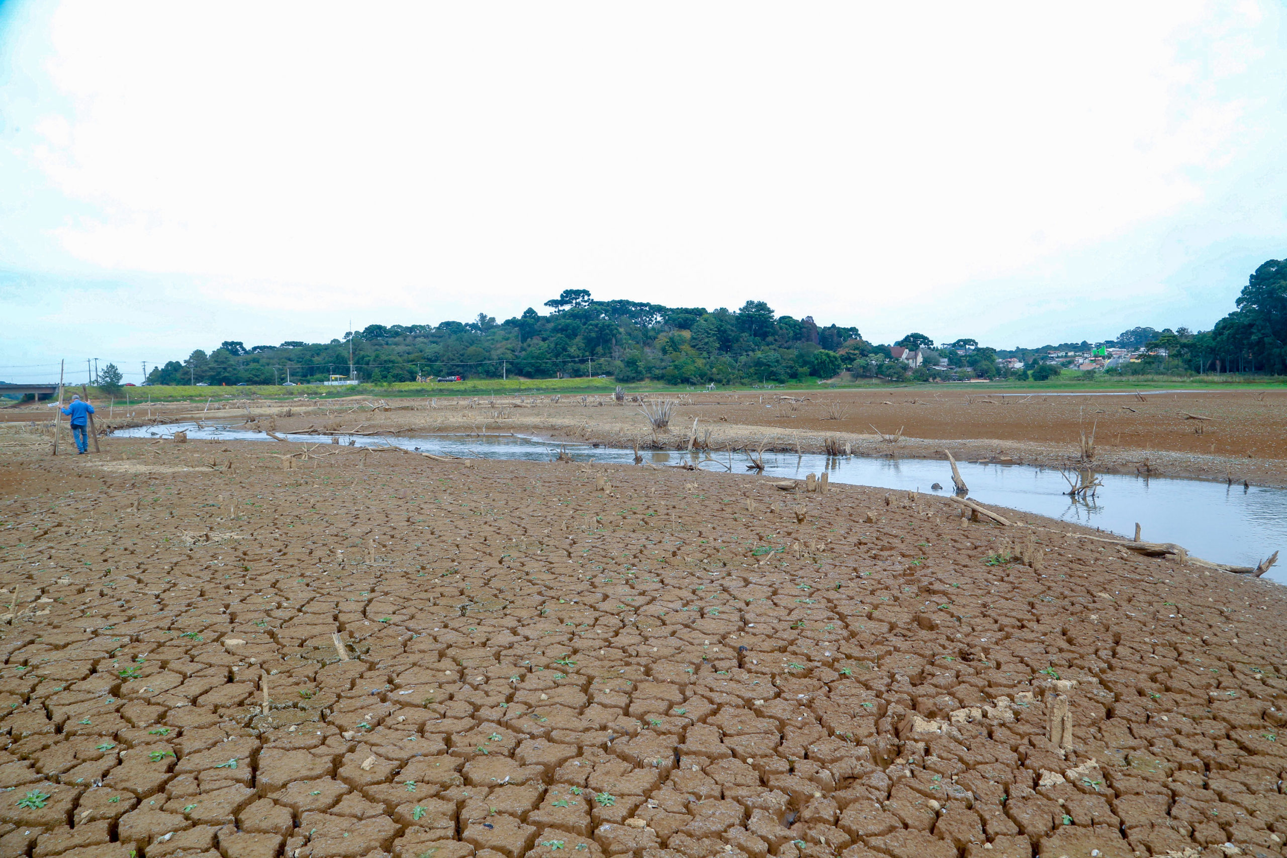 Risco hídrico pode custar US$ 5,6 tri até 2050. Na imagem: Terra seca e rachada pela escassez de água na represa do Passaúna, em Curitiba, no Paraná, durante a crise hídrica de 2020 (Foto: Gilson Abreu/AEN-PR)