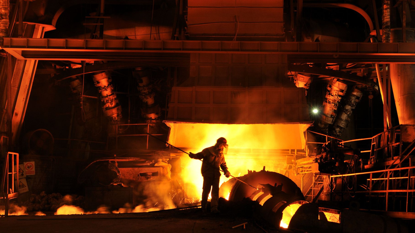 Aço verde: a siderurgia brasileira como alavanca do desenvolvimento sustentável. Na imagem, trabalhador em forno de alta temperatura em siderúrgica (Foto: Vika Controls/Divulgação)