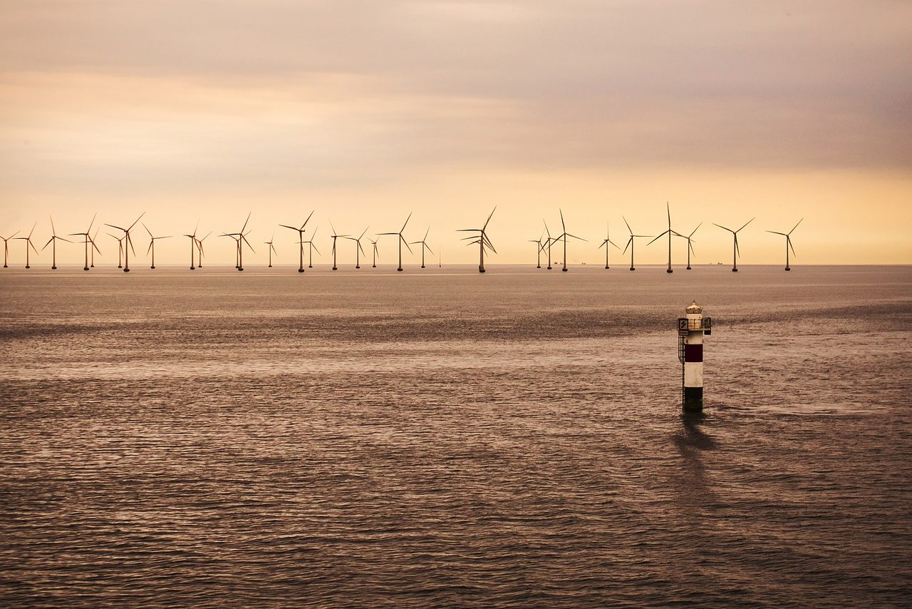 Espírito Santo lança atlas para entrar na rota das eólicas offshore. Na imagem, turbinas eólicas em alto mar (Foto: Norbert Pietsch/Pixabay)