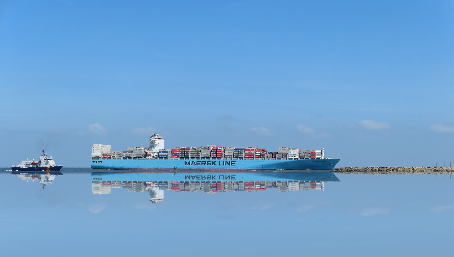 Maersk fecha sete parcerias para metanol verde no transporte marítimo. Na imagem, navio de contêineres da Maersk em alto mar (Foto: Günter/Pixabay)