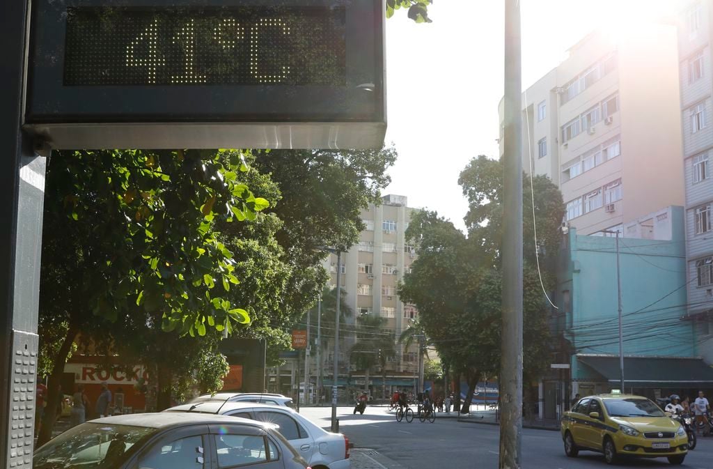 Financiamento climático de países ricos ainda abaixo dos US$ 100 bilhões. Na imagem, termômetro de rua registra onda de calor no Rio de Janeiro em março de 2022 (Foto: Fernando Frazão/Agência Brasil)