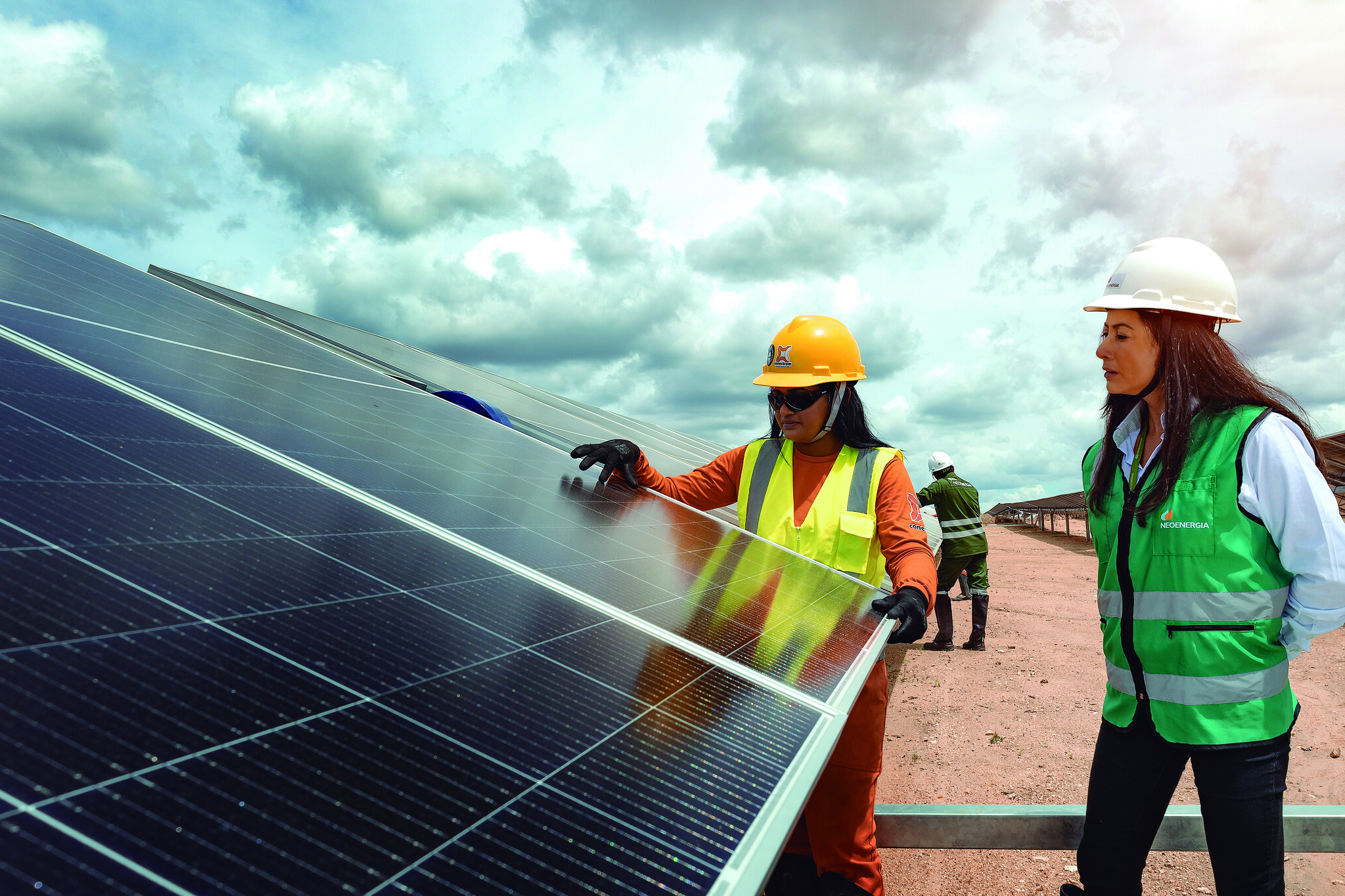 Indústria solar é a que mais emprega mulheres no setor de energia. Na imagem: Duas mulheres instalando placa solar (Foto: Divulgação/Neoenergia)