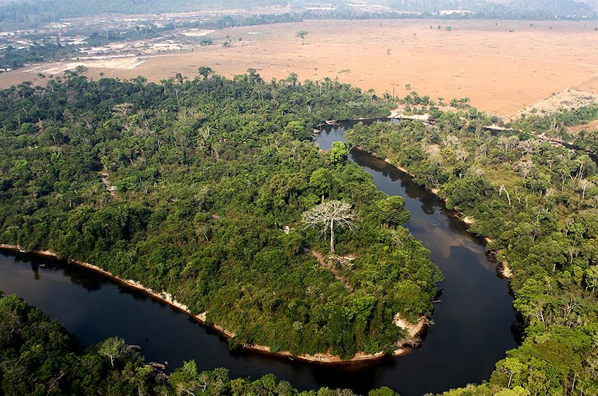 Brasil insuficiente na COP27 e as propostas de Marina para Lula. Na imagem, vista aérea de rio com área em torno afetada pelo desmatamento (Foto: Felipe Werneck/Ibama)