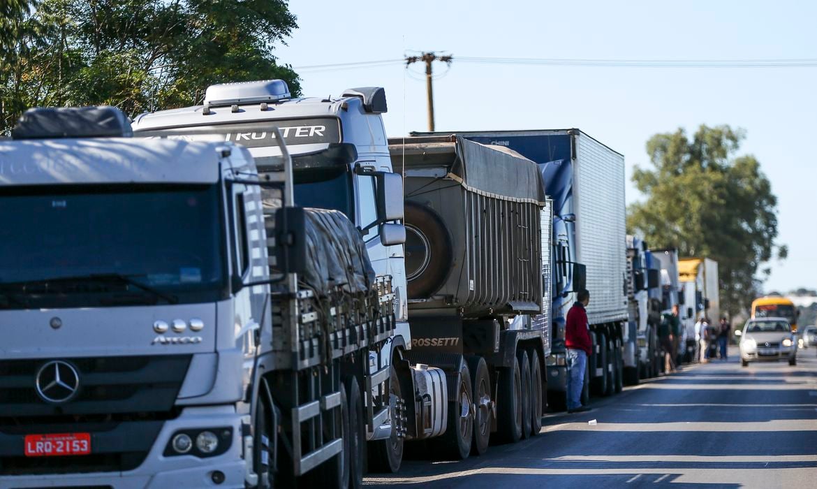 Caminhoneiros param em rodovia em protesto contra os preços do diesel, em 2018 (Foto: Marcelo Camargo/Agência Brasil)