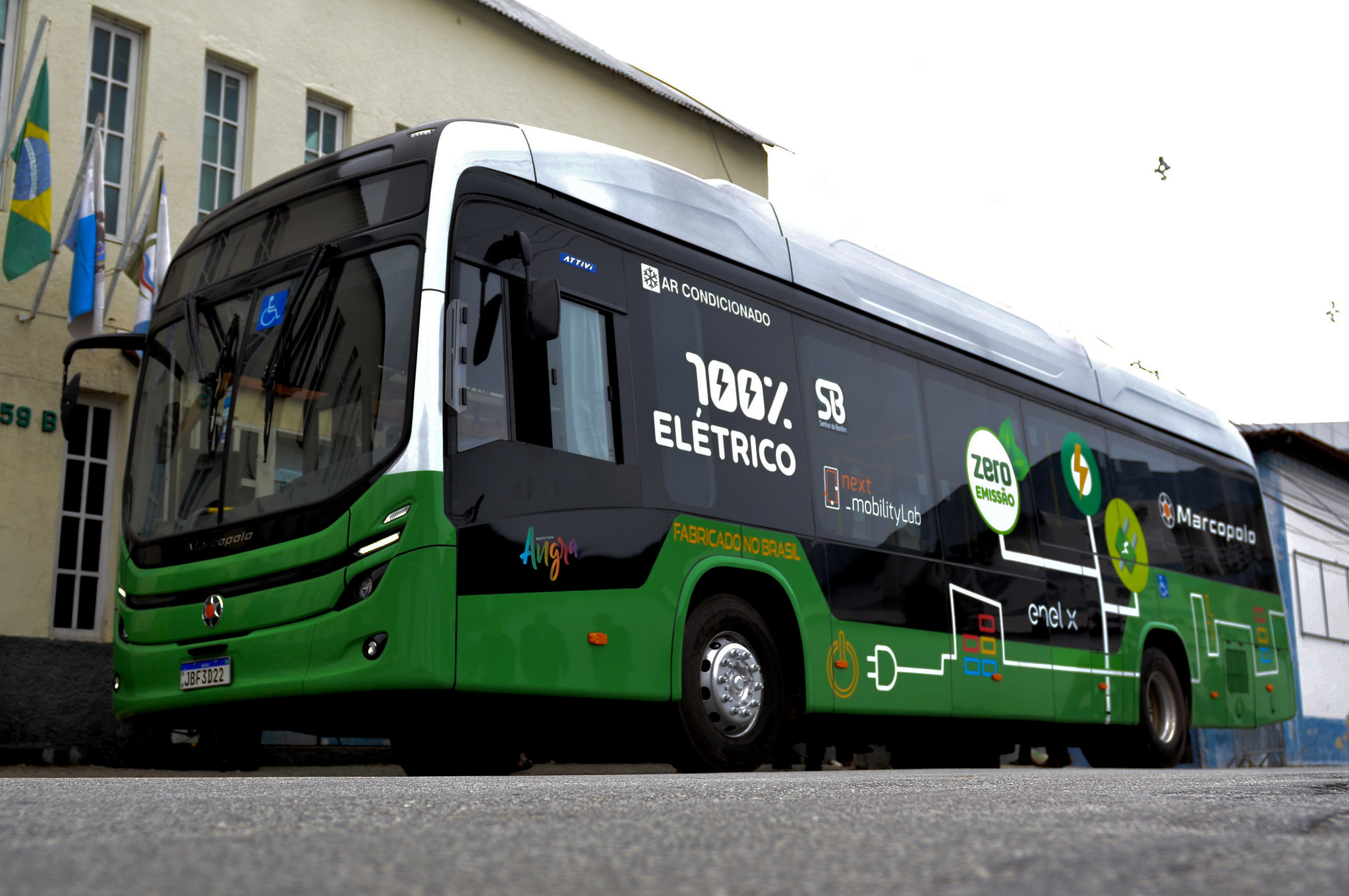 Enel X estuda eletrificação de frotas de ônibus em cidades brasileiras. Na imagem, entrega de ônibus elétrico, da Enel X, em Angra dos Reis (Foto: Luis Fernando Lara/Enel X)