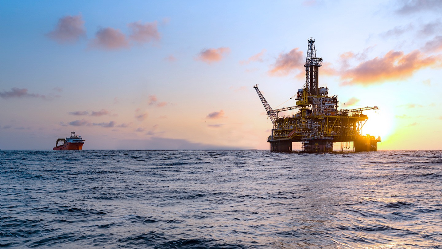 Novos investimentos em O&G serão necessários até meados de 2030, diz TotalEnergies. Na imagem: Plataforma (FPSO) de petróleo offshore, em mar azul e com céu azul claro com poucas nuvens em tom roseado (Foto: Divulgação TotalEnergies)