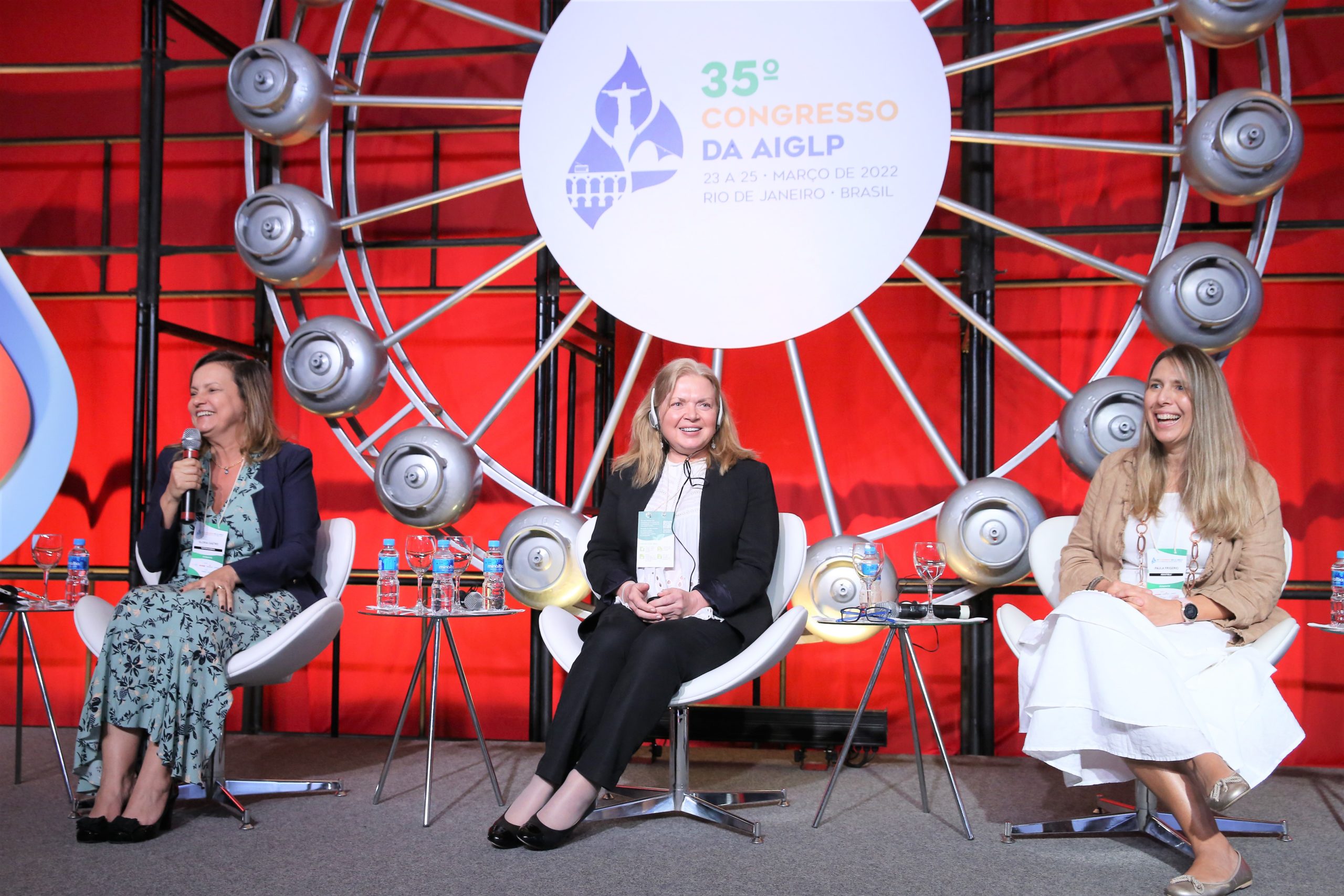 Participação das mulheres no setor de GLP em destaque. Na imagem, três mulheres conversando no palco do 35º Congresso da AIGLP (Foto: AIGPL/Divulgação)