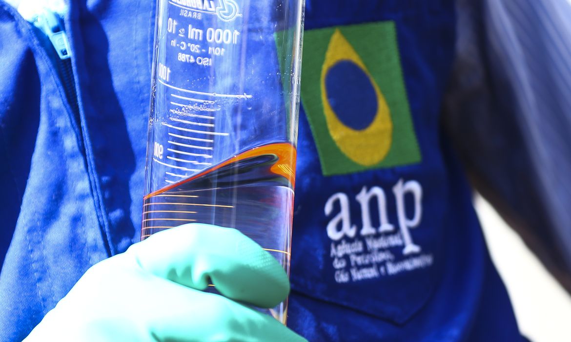 Apagão de dados na ANP impede acompanhar mandato de biodiesel, dizem agentes. Na imagem: análise de combustível em laboratório por técnico da ANP (Foto: Marcelo Camargo/Agência Brasil)
