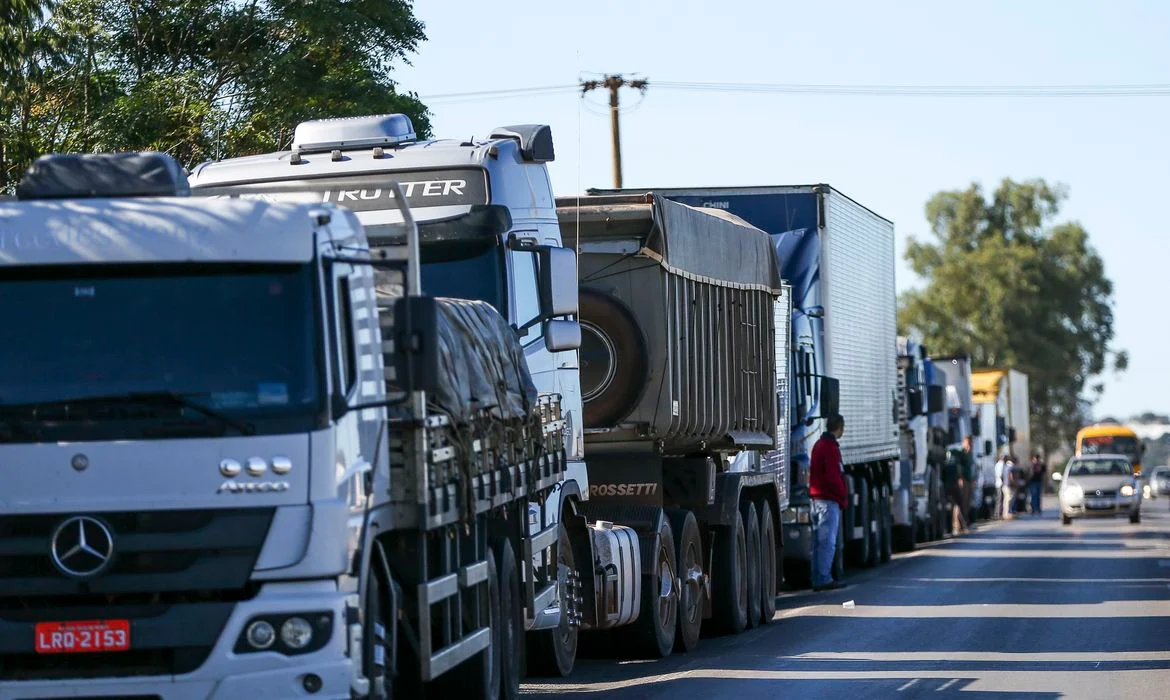 EPE mais otimista com demanda por combustíveis. Na imagem, caminhoneiros param em rodovia em protesto contra os preços do diesel, em 2018 (Foto: Marcelo Camargo/Agência Brasil)