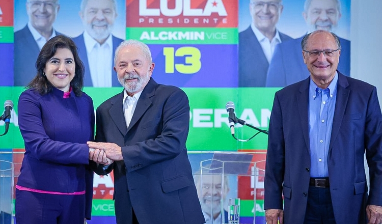 Biocombustíveis podem encontrar novo ânimo em Lula. Na imagem: Luiz Inácio Lula da Silva, do PT [ao centro], senadora Simone Tebet, do MDB-MS [à esquerda], e Geraldo Alckmin, do PSB-SP [à direita] (Foto: Ricardo Stuckert)