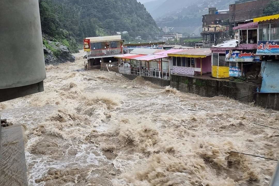 Caos climático galopa enquanto ação empaca. Na imagem, forte correnteza decorrente de inundações intensas no Paquistão (Foto: Pakistan Red Crescent/Divulgação)
