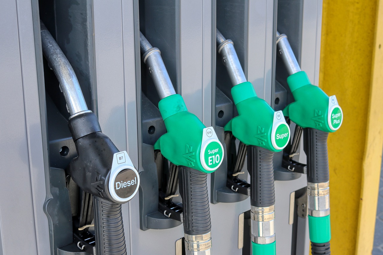 Preço do diesel sobe com aumento das margens do refino. Na imagem: Bomba de abastecimento de diesel (na cor preta) e etanol (na cor verde) em posto de combustíveis (Foto: Alexander Fox/planet_fox/Pixabay)