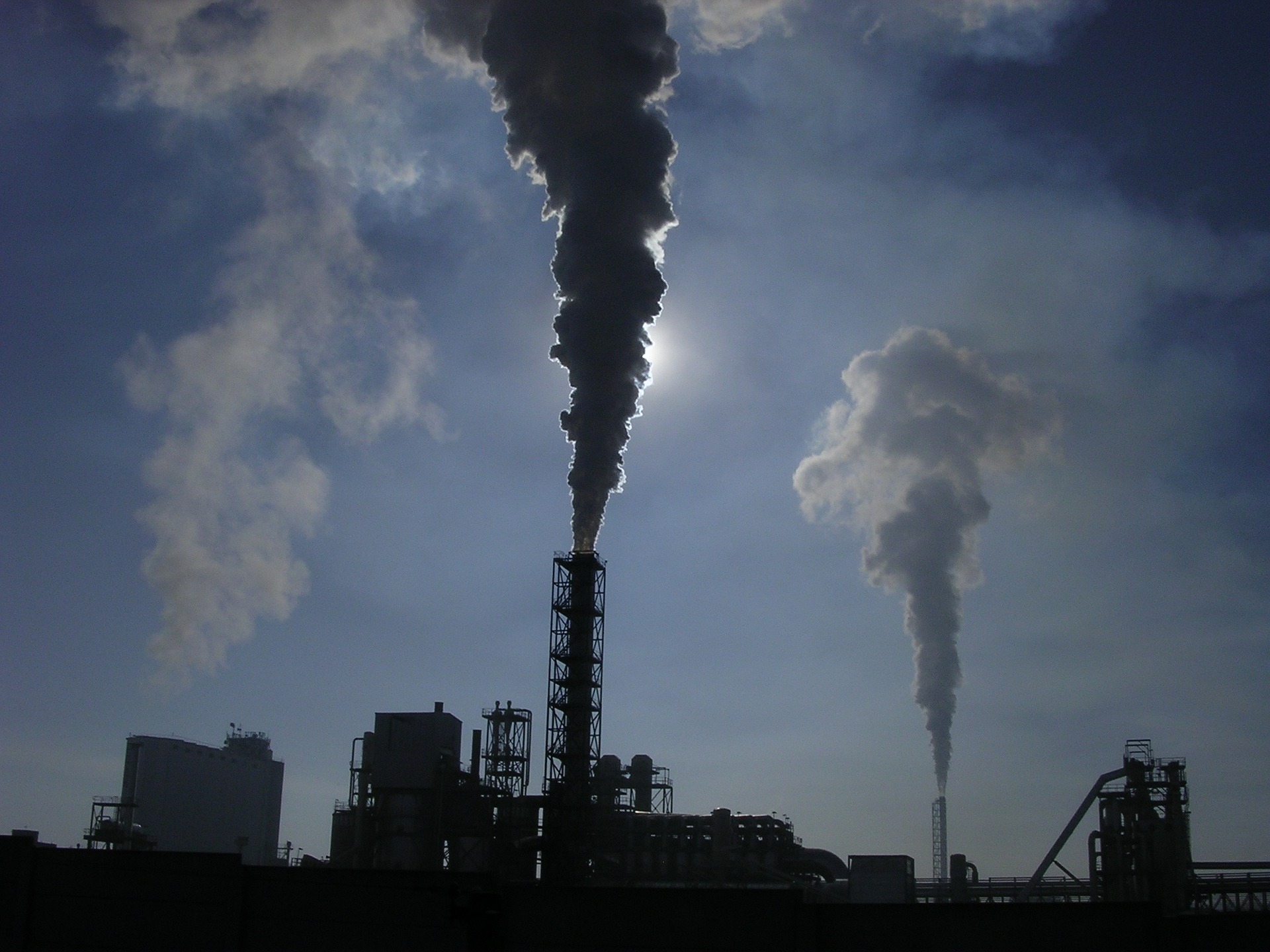 Emissões de CO2 e metano atingiram recordes em 2021. Na imagem, chaminé lança grande volume de poluição (Foto: Pavel Buchta/Pixabay)