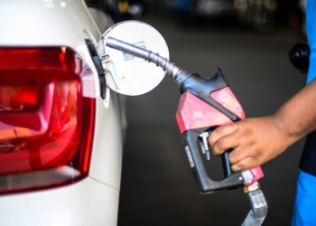 Combustíveis ficam mais caros nos postos. Na imagem, carro abastecendo em posto de combustíveis (Foto: Marcello Casal Jr/Agência Brasil)