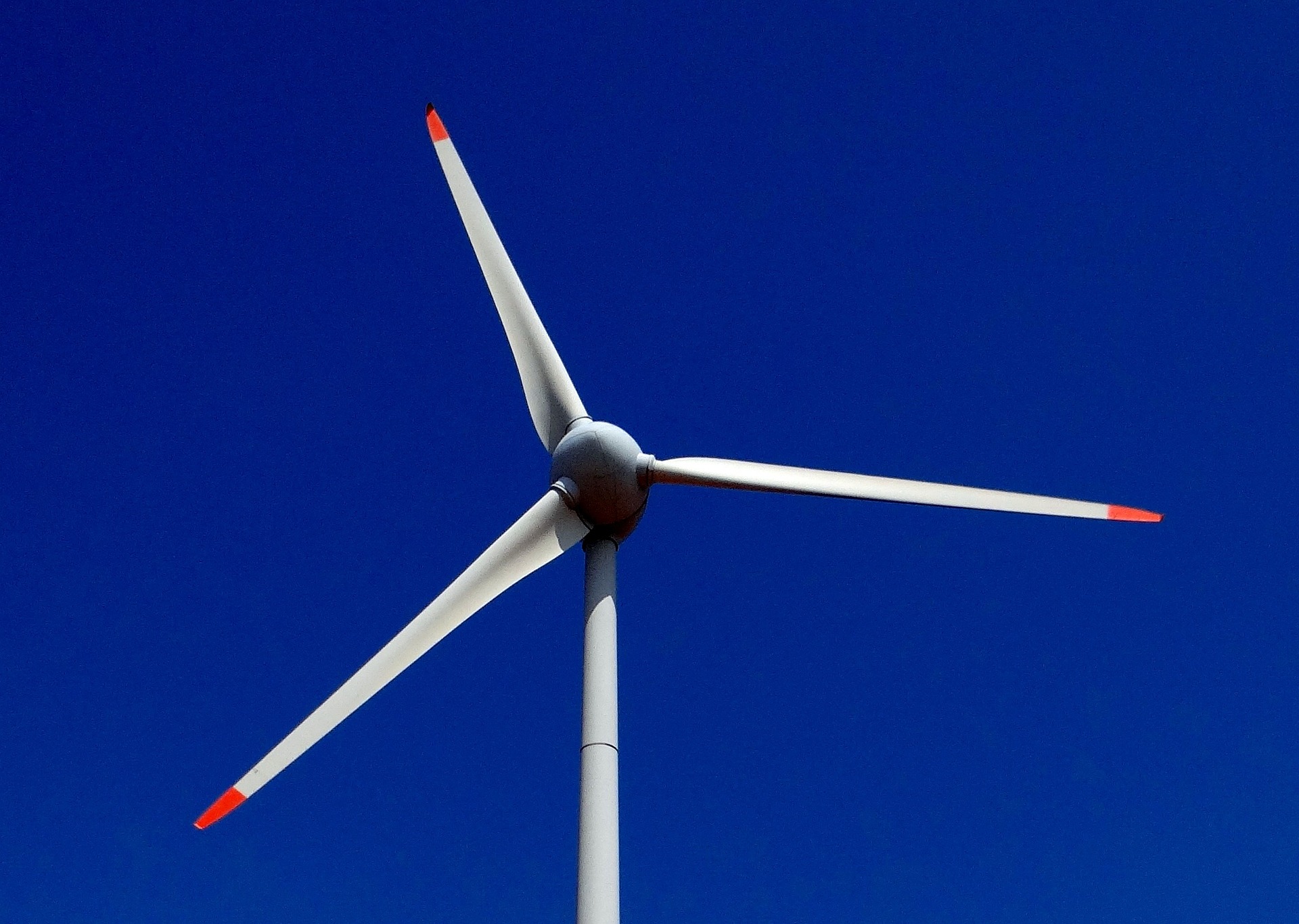 Galp compra parque eólico no Rio Grande do Norte. Na imagem: hélice eólica branca sob céu azul (Foto: Bishnu Sarangi/Pixabay)