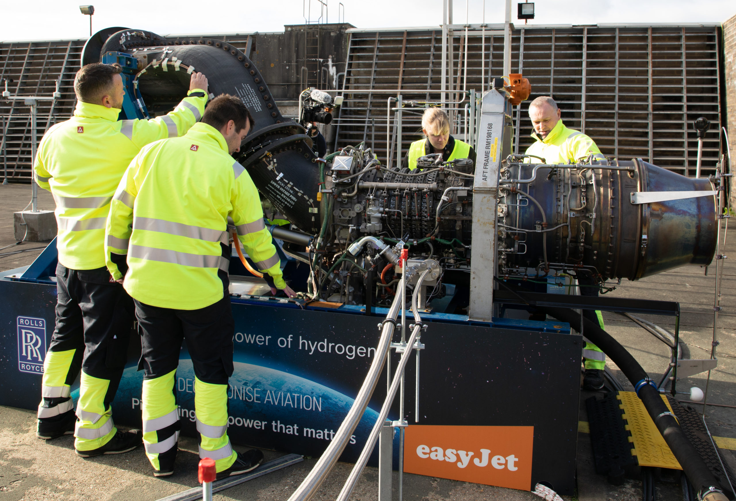 Rolls-Royce e easyJet querem provar que é possível uso de hidrogênio na aviação. Na imagem: teste de hidrogênio no motor Rolls-Royce AE 2100-A em Boscombe Down, Reino Unido (Foto: Rolls-Royce/Divulgação)
