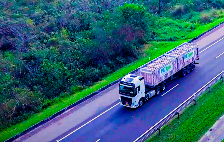 Ultragaz compra NEOgás e mira biometano. Na imagem: Vista aérea de arreta carregada com cilindros, na cor rosa, para transporte de gás natural comprimido (GNC) da NEOGás (Foto: Cortesia NEOGás)